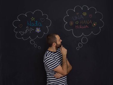 Onları siyah bir kara tahta yazma onun doğmamış bebek için adları hakkında düşünme genç gelecekteki baba