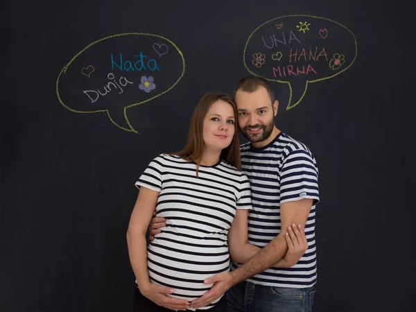 Portret Van Man Zwangere Vrouw Poseren Tegen Zwart Krijt Tekentafel — Stockfoto