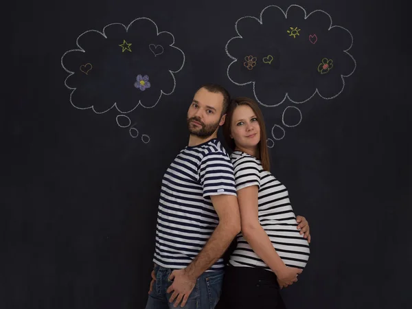 Portret Van Man Zwangere Vrouw Poseren Tegen Zwart Krijt Tekentafel — Stockfoto