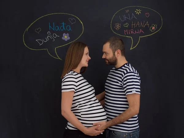 Portret Van Man Zwangere Vrouw Poseren Tegen Zwart Krijt Tekentafel — Stockfoto