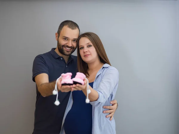 Jong Zwanger Koppel Houden Pasgeboren Baby Schoenen Geïsoleerd Een Witte — Stockfoto