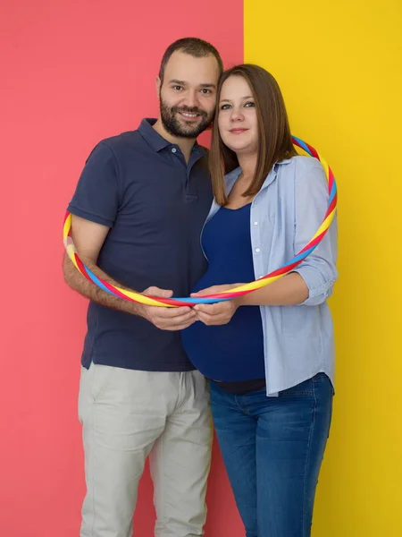 Portret Van Een Gelukkig Jong Stel Man Houden Buik Van — Stockfoto