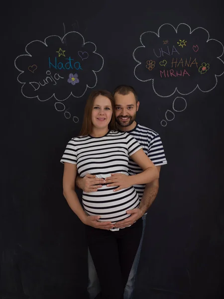 Portret Van Man Zwangere Vrouw Poseren Tegen Zwart Krijt Tekentafel — Stockfoto