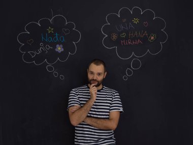 Onları siyah bir kara tahta yazma onun doğmamış bebek için adları hakkında düşünme genç gelecekteki baba