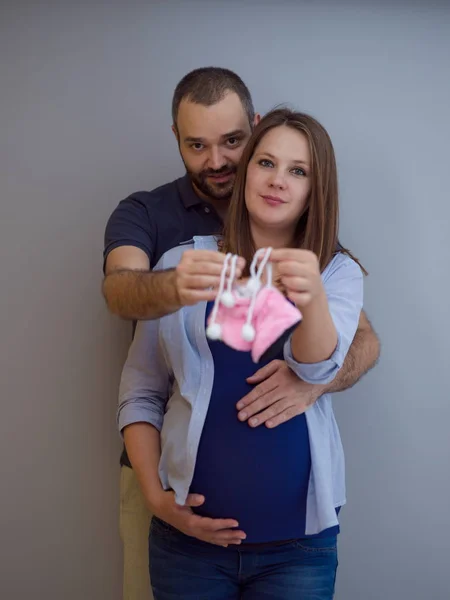 Joven Pareja Embarazada Sosteniendo Zapatos Bebé Recién Nacidos Aislados Sobre — Foto de Stock