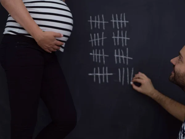 Mladí Těhotná Pár Účtů Týden Těhotenství Psaní Křídou Tabuli — Stock fotografie