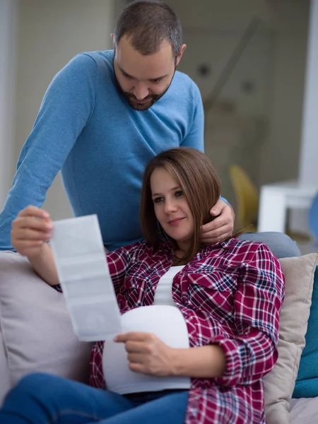 Jong Zwanger Koppel Zoek Naar Baby Echografie Foto Terwijl Ontspant — Stockfoto