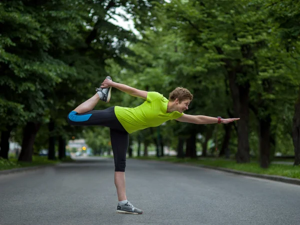 Friska Kvinnliga Löpare Uppvärmning Och Stretching Stadsparken Innan Morgon Träning — Stockfoto