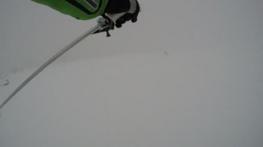 GoPro göğüs Dağı kayakçı ekstrem ormandaki taze kar kar kış kayak