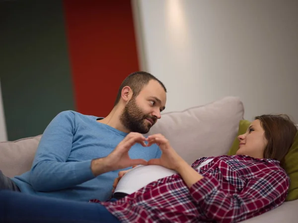 Lycklig Man Och Gravid Kvinna Visar Hjärtat Underteckna Med Fingrar — Stockfoto