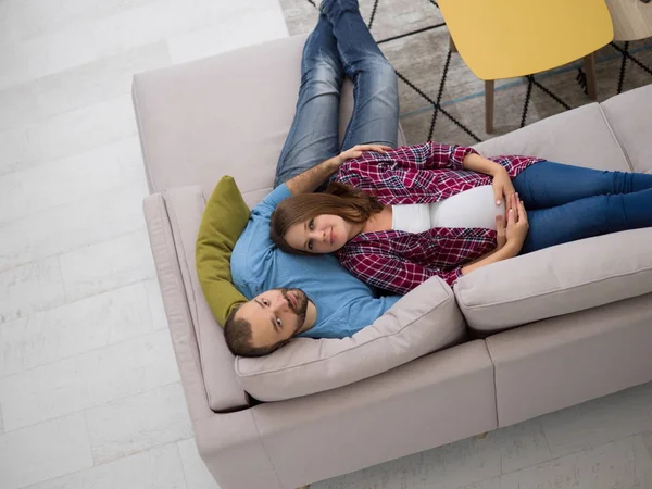 Bovenaanzicht Van Gelukkige Zwangere Paar Ontspannen Banklaag Thuis — Stockfoto