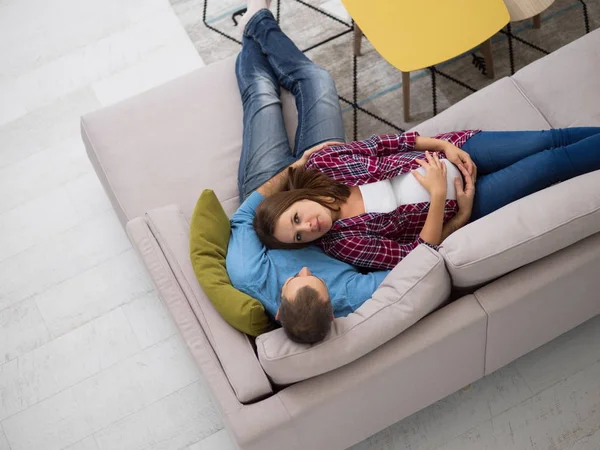 Vista Dall Alto Felice Coppia Incinta Rilassarsi Sul Divano Divano — Foto Stock