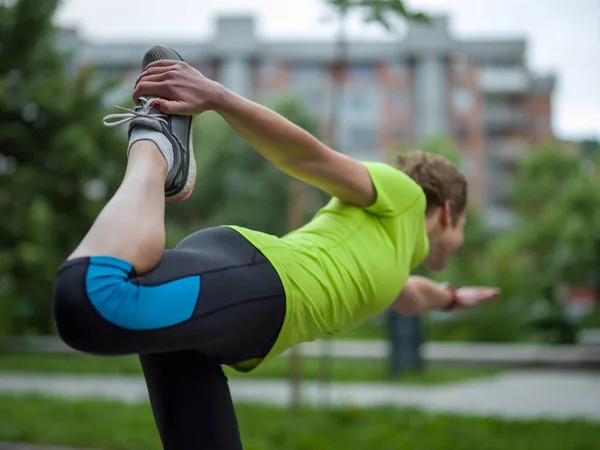 Gezonde Vrouwelijke Atleet Warming Stretching Stadspark Voordat Ochtend Training — Stockfoto