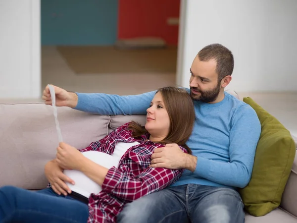 Jong Zwanger Koppel Zoek Naar Baby Echografie Foto Terwijl Ontspant — Stockfoto