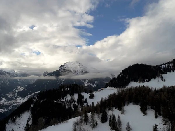 在天气恶劣的冬季 无人驾驶飞机飞越阿尔卑斯山顶 — 图库照片