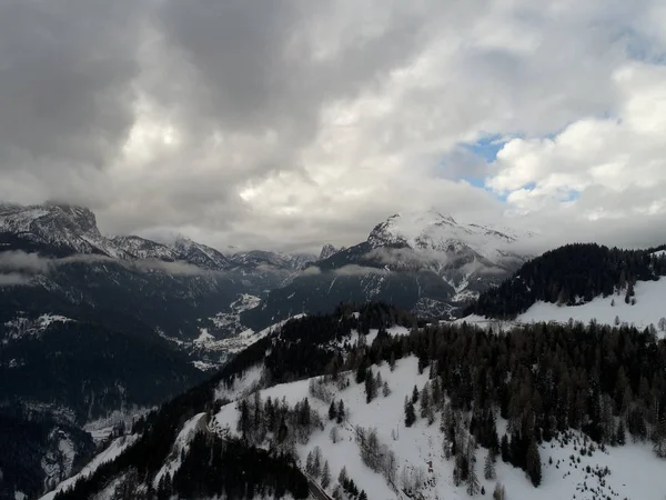 在天气恶劣的冬季 无人驾驶飞机飞越阿尔卑斯山顶 — 图库照片
