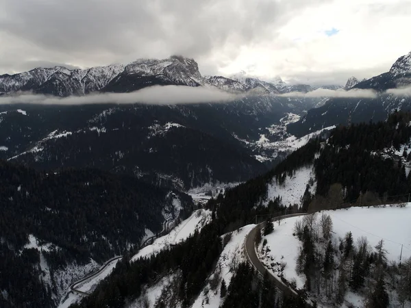 Drone Vliegen Bovenaanzicht Van Alpen Slecht Weer Winterdag — Stockfoto
