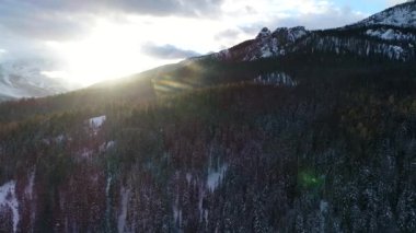 Alplerdeki üstten görünüm kötü hava üzerinde uçan uçak kış günü