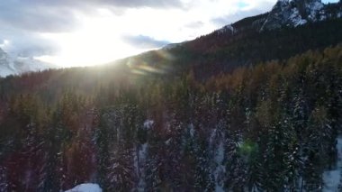 Alplerdeki üstten görünüm kötü hava üzerinde uçan uçak kış günü