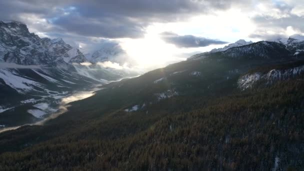 在天气恶劣的冬季 无人驾驶飞机飞越阿尔卑斯山顶 — 图库视频影像