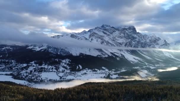 在天气恶劣的冬季 无人驾驶飞机飞越阿尔卑斯山顶 — 图库视频影像