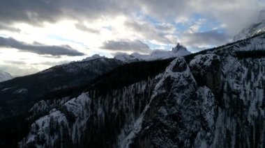 Alplerdeki üstten görünüm kötü hava üzerinde uçan uçak kış günü
