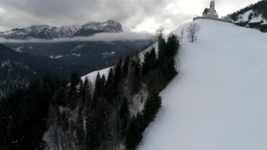 Alplerdeki üstten görünüm kötü hava üzerinde uçan uçak kış günü