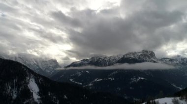 Alplerdeki üstten görünüm kötü hava üzerinde uçan uçak kış günü