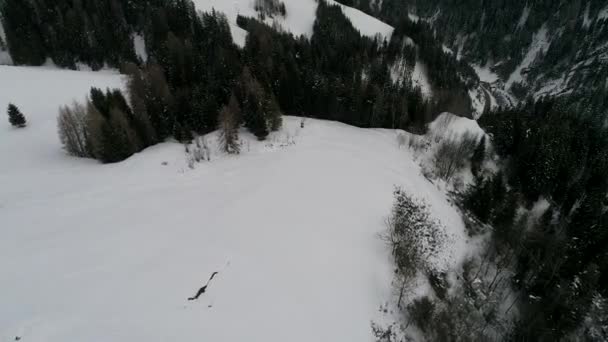 悪天候でアルプスの平面図を飛行ドローン冬の日 — ストック動画