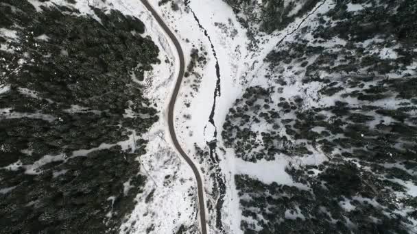 Drone Flying Ovanifrån Över Alperna Dåligt Väder Vinterdag — Stockvideo