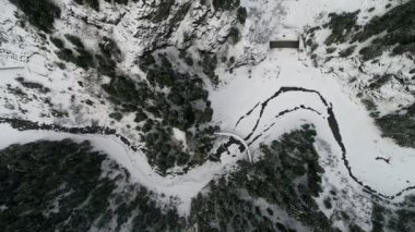 Alplerdeki üstten görünüm kötü hava üzerinde uçan uçak kış günü