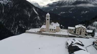Alplerdeki üstten görünüm kötü hava üzerinde uçan uçak kış günü