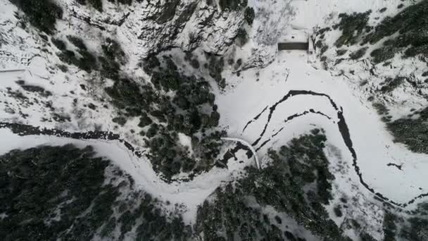 Drone Flying Ovanifrån Över Alperna Dåligt Väder Vinterdag — Stockvideo