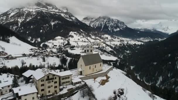 Drone Vliegen Bovenaanzicht Van Alpen Slecht Weer Winterdag — Stockvideo