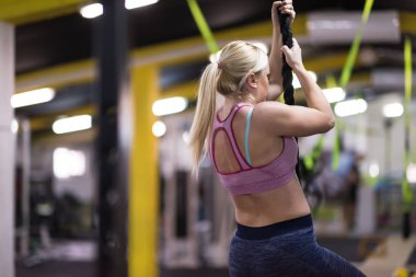 kaslı kadın fitness spor tırmanma halat yapıyor