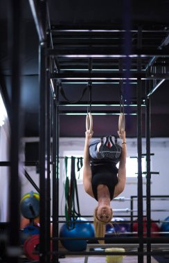 çapraz jimnastik jimnastik halkaları üzerinde çalışan genç atletik kadın