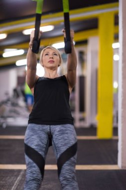 pull ups ile çapraz jimnastik jimnastik halkaları dışarı çalışan genç sporcu kadın