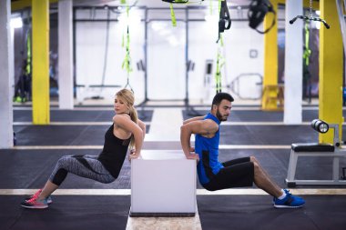 Genç çift sporcular çalışma kollarını kutuları, kullanma dışarı jimnastik çapraz