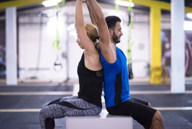 Genç çift sporcular çalışma kollarını kutuları, kullanma dışarı jimnastik çapraz