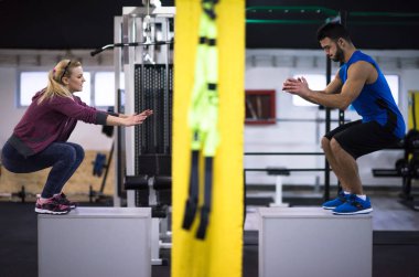 gençlerin grup atlamayı eğitim sağlıklı spor fitness spor çapraz kutusuna uygun