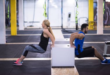 Genç çift sporcular çalışma kollarını kutuları, kullanma dışarı jimnastik çapraz