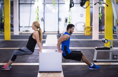 Genç çift sporcular çalışma kollarını kutuları, kullanma dışarı jimnastik çapraz