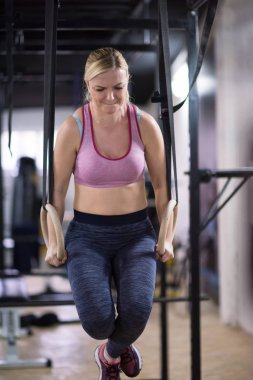 pull ups ile çapraz jimnastik jimnastik halkaları dışarı çalışan genç sporcu kadın