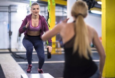 gençlerin grup atlamayı eğitim sağlıklı spor fitness spor çapraz kutusuna uygun