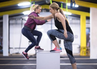 gençlerin grup atlamayı eğitim sağlıklı spor fitness spor çapraz kutusuna uygun