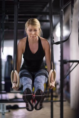 pull ups ile çapraz jimnastik jimnastik halkaları dışarı çalışan genç sporcu kadın