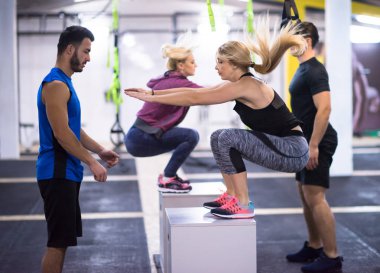 gençlerin grup atlamayı eğitim sağlıklı spor fitness spor çapraz kutusuna uygun