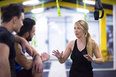 gençlerin grup atlamayı eğitim sağlıklı spor fitness spor çapraz kutusuna uygun