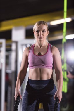 kapsamında çapraz fitness eğitimi egzersiz savaşında fonksiyonel eğitim salonunda çalışan genç uygun sporcu kadın ipleri