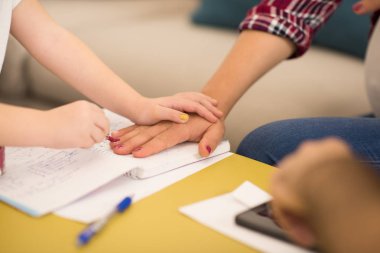 Evde dinlenirken hamile annesi küçük şirin kızı boyama nails